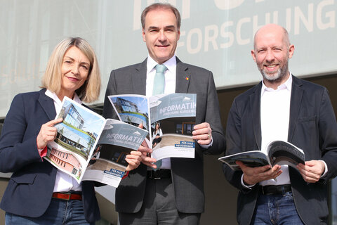 DI Marcus Keding, Geschäftsführer Forschung Burgenland, Prof.in (FH) Mag.a Dr.in Silvia Ettl-Huber, Vizerektorin für Forschung und Innovation der FH Burgenland und Wirtschaftslandesrat Dr. Leonhard Schneemann präsentierten stolz den neuen Leistungskatalog.