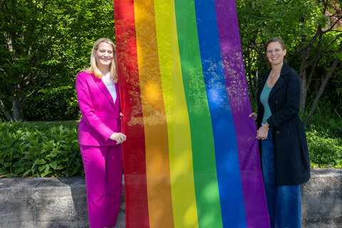 Landesrätin Mag.a (FH) Daniela Winkler und Landeshauptmann-Stellvertreterin Anja Haider-Wallner beim Hissen der Regenbogenfahne vor dem Landhaus.