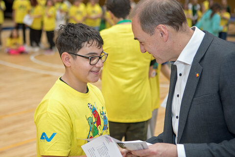 Landesrat Dr. Leonhard Schneemann gratulierte den Schüler*innen zu ihren Leistungen bei den Schoool Games.