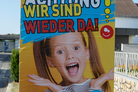 Das Plakat mit dem Slogan „Achtung! Wir sind wieder da!“, dieses vor jeder Volksschule im Burgenland aufgestellt wurde.