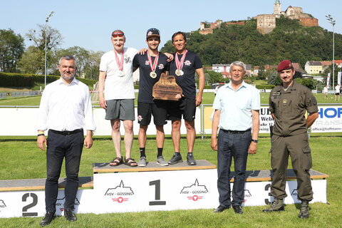 Sport-Landesrat Heinrich Dorner, Bürgermeister Vinzenz Knor und Major Robert Kulterer (vorne v.l.) gratulierten den Österreichischen Staatsmeistern im Einzel: Ivo Delev (Silber), Gernot Alic (Gold) und Thomas Reisenbichler (Bronze) (v.l.).