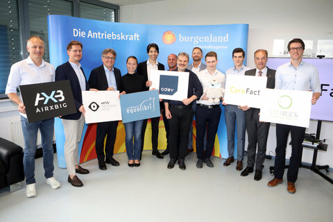 Wirtschaftslandesrat Dr. Leonhard Schneemann (2.v.r.) und Geschäftsführer Mag. Michael Gerbavsits (Wirtschaftsagentur Burgenland, 3.v.l.) mit den innovativen Unternehmen mit ihren StartUps.