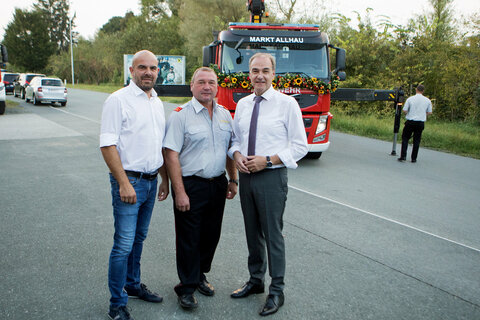 Bürgermeister Joachim Raser, Feuerwehrkommandant HBI Herbert Binder und Landesrat Dr. Leonhard Schneemann (v.l.) vor dem neuen Versorgungsfahrzeug mit Kran der Freiwilligen Feuerwehr Markt Allhau.