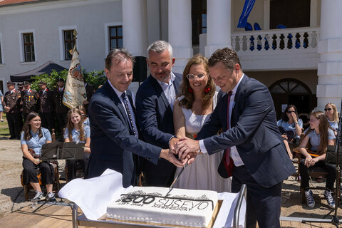 Landeshauptmann-Stellvertreterin Anja Haider-Wallner (2.v.r.) und Landesrat Heinrich Dorner (2.v.l.) präsentierten gemeinsam Bürgermeister Martin Karall (r.) und Nikolaus Berlakovich (l.) die Tore anlässlich des 800-jährigen Jubiläums von Nebersdorf. Diese wurde danach natürlich angeschnitten.
