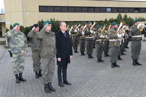 Angelobung von 240 Rekruten in der Benedek-Kaserne in Bruckneudorf: Landesrat Dr. Leonhard Schneemann würdigt das Österreichische Bundesheer als Garant für Stabilität und Sicherheit