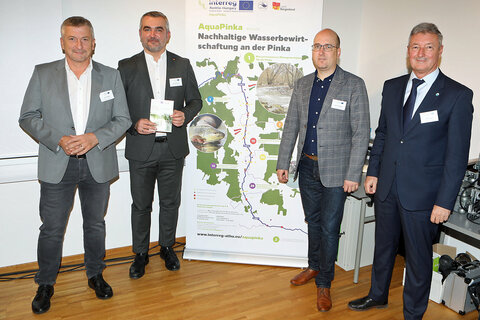 Gruppenvorstand WHR DI Josef Wagner (Gruppe IV) der Landesverwaltung des Landes Burgenland, Landesrat Mag. Heinrich Dorner, Dr. Bálint Kondora (Vizepräsident der Hauptversammlung des Komitats VAS) und Direktor Robert Gáal (Direktion für Wasserwesen von West-Transdanubien) (v.l.).