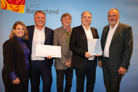 Preis zeitgenössische Architektur Hausdorf Architekturbüro DI Dietmar Gasser (v.l.): Claudia Priber, Abteilungsvorständin Abt. 7 Kultur, Werner Gschirtz, Neue Eisenstädter, Architekt Dietmar Gasser und Alexander Langer, Geschäftsführer Neue Eisenstädter, Landeshauptmann Hans Peter Doskozil