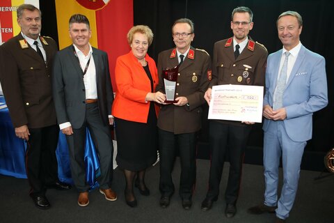 Landesfeuerwehrkommandant Alois Kögl, Landtagspräsidentin Verena Dunst (v.l.) und Landeshauptmann-Stellvertreter Johann Tschürtz (r.) mit Mitgliedern der FF Hornstein.