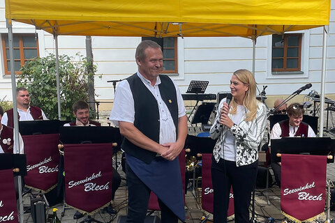 Landesrätin Daniela Winkler mit Bio Austria Burgenland-Obmann Franz Traudtner beim Biofest in Frauenkirchen.