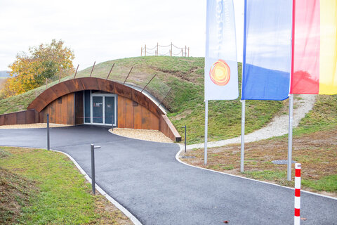 Symbolbild des neuen Multimedia-Besucherzentrums beim Hügelgräberfeld Schandorf.