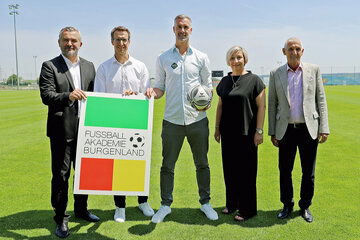 Sport-Landesrat Heinrich Dorner, Patrick Glavanics, Bürgermeisterin Claudia Schlager und BFV-Präsident Günter Benkö (v.l.) begrüßten Stefan Maierhofer (Mitte) in der Fußballakademie Burgenland.
