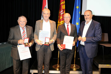 Landeshauptmann Hans Peter Doskozil mit AK-Direktor Thomas Lehner, dem Unternehmer Wolfgang Schraufstädter, und dem Winzer Georg Stieglmar, sie erhielten das Große Goldenes Ehrenzeichen