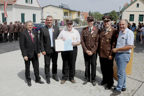 Bürgermeister Herbert Schedl, Landesrat Mag. Heinrich Dorner, Hauptlöschmeister (HLM) Michael Schwarz, Feuerwehrkommandant OBI (Oberbrandinspektor) Florian Paul, Landesfeuerwehrkommandant-Stellvertreter und Bezirksfeuerwehrkommandant von Oberpullendorf, OBR (Oberbrandrat) Martin Reidl und Vizebürgermeister Ing. Johann Plemenschits (v.l.).