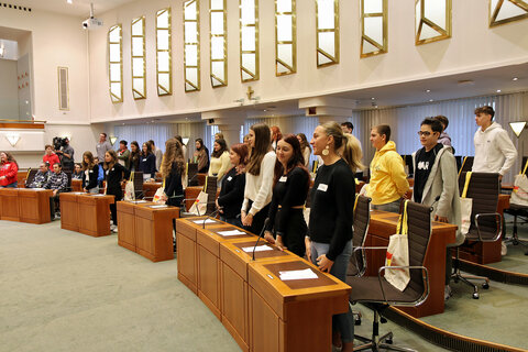 Die Schülerinnen und Schüler durften ihre erste Abstimmung im Landtag machen.
