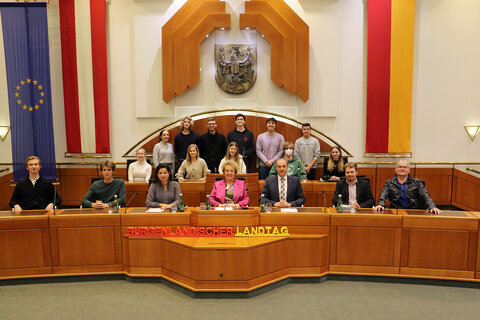 Landtagspräsidentin Verena Dunst (vorne, Mitte), Landesrat Dr. Leonhard Schneemann (3.v.r., vorne) sowie DDr. Barbara Glück (3.v.l.) und Auslandsdiener Jonathan Dorner (2.v.r.) mit Schülerinnen und Schülern der 7.a Klasse POP-und KOM-Zweig sowie Lehrer Prof. Andreas Zapfl (rechts sitzend) des Wimmer Gymnasiums Oberschützen.