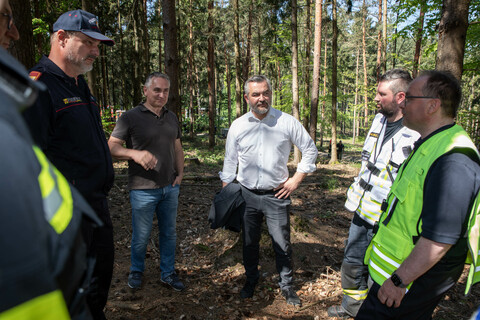Landesfeuerwehrkommandant Franz Kropf, Bürgermeister Markus Szelinger, LR Heinrich Dorner, Bereitschaftskommandant Markus Rehling und Einsatzleiter Wolfgang Gruber
