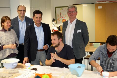 Landesrat Christian Illedits (3.v.l.) mit Direktor Karl Hirt (2.v.r.) sowie HAK Oberwart-Direktor Andreas Lonyai (2.v.l.) und Lehrerin Elisabeth Grössing (l.) sowie Schülern der SOB.