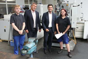 Landesrat Christian Illedits (2.v.r.) mit Leiter Herbert Preinsperger (2.v.l.) sowie den Lehrlingen Lukas Böhm und Irene Urschler.