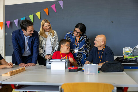Bildungsminister Christoph Wiederkehr und Bildungslandesrätin Daniela Winkler bei den Lern- und Feriencamps am Stützpunkt Oberwart.