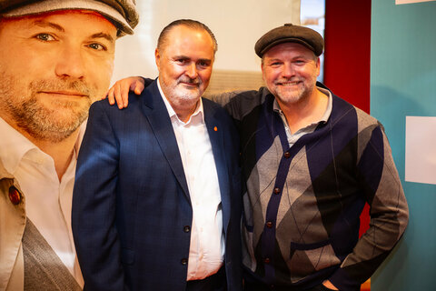 Landeshauptmann Hans Peter Doskozil mit Thomas Stipsits bei der Filmpremiere im Dieselkino in Oberwart