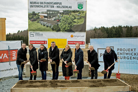 Die Landesräte Daniela Winkler (6.v.r.), Heinrich Dorner (4.v.l.) und Leonhard Schneemann (3.v.r.) nahmen gemeinsam mit Bürgermeister Christian Pinzker (2.v.r.) sowie PEB-Geschäftsführer Thomas Rosner (3.v.l.) und den Protagonisten der bauausführenden Firmen den Spatenstich beim Bildungscampus in Holzschlag vor.