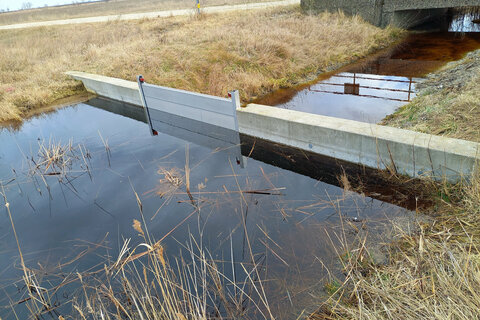 Geschlossenes Dammbalkensystem.