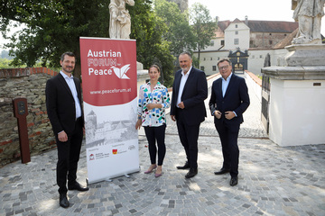 Direktor Moritz Ehrmann (ACP - Österreichisches Friedenszentrum), seine Stellvertreterin Eva Huber, Landeshauptmann Hans Peter Doskozil und ACP-Präsident Norbert Darabos (v.l.) vor der Burg in Schlaining.