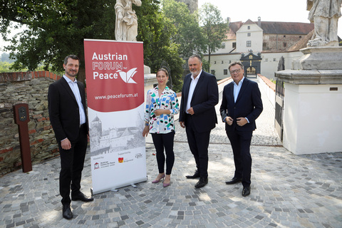 Direktor Moritz Ehrmann (ACP - Österreichisches Friedenszentrum), seine Stellvertreterin Eva Huber, Landeshauptmann Hans Peter Doskozil und ACP-Präsident Norbert Darabos (v.l.) vor der Burg in Schlaining.