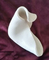 Anthropomorph Zerknüllt, sitzend