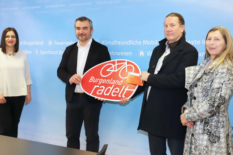 Landeshauptmann-Stellvertreterin Astrid Eisenkopf und Landesrat Heinrich Dorner mit Gewinner Johann Habeler und seiner Begleitung Gabriela Landl (v.l.).