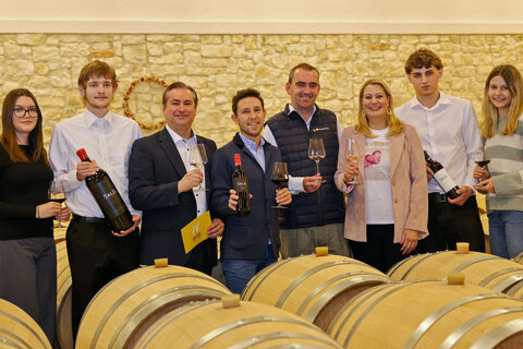 Bildungslandesrätin Mag.a (FH) Daniela Winkler (3.v.r.) präsentierte mit Direktor Professor Mag. Hannes Nitschinger (3.v.l.) Obmann Herbert Oschep (Wein Burgenland) (4.v.r.) und Schülerinnen und Schülern das neue Projekt.