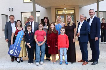 Die Festgäste mit Schülerinnen und Schülern vor der neuen Schule