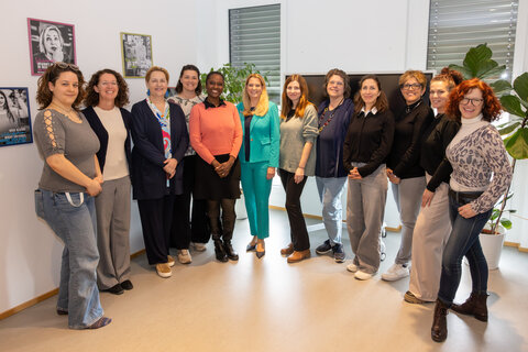 Landesrätin daniela Winkler besucht die Frauenservicestelle Die Tür in Eisenstadt