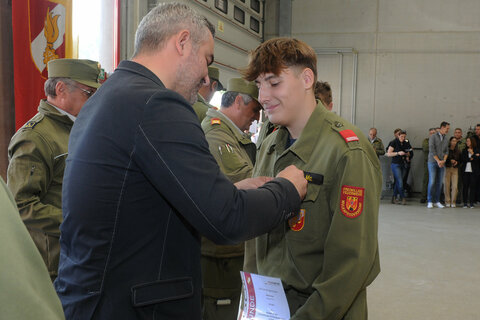 Landesrat Dorner überreicht Jungfeuerwehrmann Moritz Kain aus Wulkaprodersdorf das Feuerwehrjugend-Leistungsabzeichen in Gold