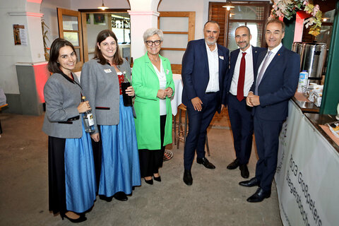 Landeshauptmann Hans Peter Doskozil (3.v.r.) mit Landesrat Leonhard Schneemann (r.), Landtagsabgeordnete Doris Prohaska (3.v.l.), Bürgermeister Harald Kahr (2.v.r.) und den zwei Marketenderinnen Eva Vukits (l.) und Stefanie Werderitsch (2.v.l.).