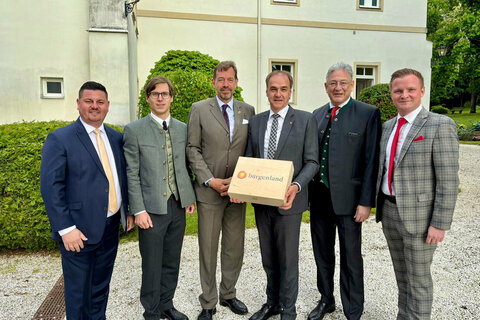 Landesrat Dr. Leonhard Schneemann (3.v.r.) im Zuge des 30-jährigen Jubiläums in Lockenhaus mit Bürgermeister Michael Kefeder, DDipl.-Ing. Christoph Lainer (Vorstandsmitglied), Ing. Nikolaus Draskovich, MBA (Stv. Vorstandsvorsitzender) und Dr. Philipp Meran (Vorstandsvorsitzender, alle Fürst Esterházy'sche Privatstiftung) und Vizebürgermeister Christoph Frühstück (v.l.).