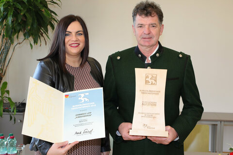 Tierschutzlandesrätin Astrid Eisenkopf mit Joahnnes Lipp, Preisträger Burgenländischer Tierschutzpreis 2019 Kategorie Nutztiere
