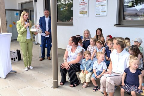 Bildungslandesrätin Daniela Winkler unterstrich bei der Eröffnungsfeier die Bedeutung der frühkindlichen Bildung und die wichtige Rolle der Kinderkrippe für Kinder, Eltern und die gesamte Gemeinde.