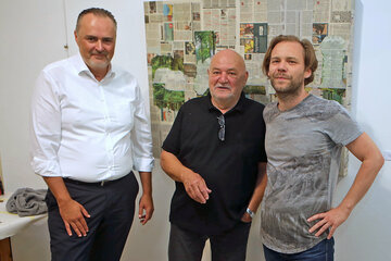 Landeshauptmann Hans Peter Doskozil bei einem Besuch im Atelier von Prof. Mag. Harro Pirch, der als Vorsitzender des Kulturbeirates für Bildende Kunst auch eine wichtige Rolle bei der Umsetzung von Kulturförderungen des Landes innehat. V.l.: LH Hans Peter Doskozil, Harro Pirch, Künstler Florian Lang