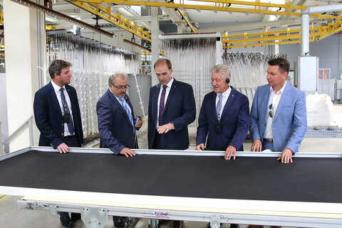 Beim Rundgang durch das M.C.I.-Werk