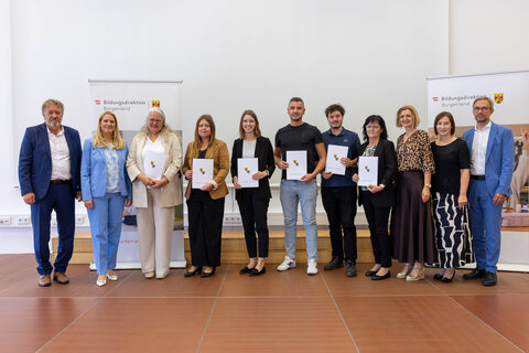 Landesrätin Daniela Winkler (2.v.l.) und Bildungsdirektor Alfred Lehner (1.v.l.) mit Neulehrkräften des Bezirks Güssing.