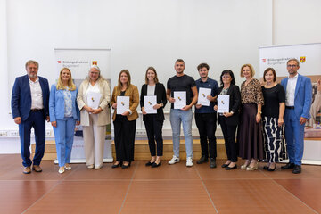 Landesrätin Daniela Winkler (2.v.l.) und Bildungsdirektor Alfred Lehner (1.v.l.) mit Neulehrkräften des Bezirks Güssing.