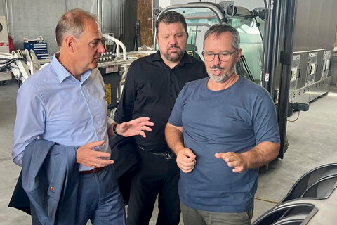 Landesrat Leonhard Schneemann beim Betriebsbesuch bei Sonnenerde in Riedlingsdorf