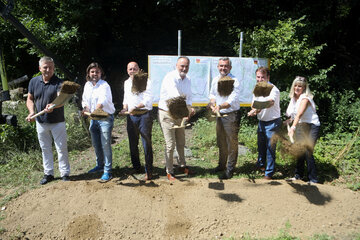 GV WHR DI Josef Wagner (Amt der Burgenländischen Landesregierung, Gruppe IV), Bürgermeister Hans Unger (Oberschützen), Bürgermeister Georg Rosner (Oberwart), Landeshauptmann Hans Peter Doskozil, Landesrat Mag. Heinrich Dorner, Bürgermeister Mag. Gert Polster (Bad Tatzmannsdorf) und Vizebürgermeisterin Ingrid Ulreich (Oberschützen) beim Spatenstich.