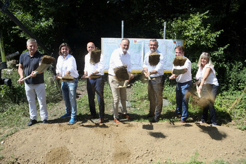 GV WHR DI Josef Wagner (Amt der Burgenländischen Landesregierung, Gruppe IV), Bürgermeister Hans Unger (Oberschützen), Bürgermeister Georg Rosner (Oberwart), Landeshauptmann Hans Peter Doskozil, Landesrat Mag. Heinrich Dorner, Bürgermeister Mag. Gert Polster (Bad Tatzmannsdorf) und Vizebürgermeisterin Ingrid Ulreich (Oberschützen) beim Spatenstich.