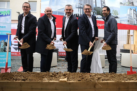 Landesrat Mag. Heinrich Dorner (Mitte) mit Oberwarts Bürgermeister Georg Rosner (2.v.l.) sowie dem Vorstand der Energie Burgenland, Mag. Reinhard Czerny, MBA (l.), OSG-Direktor Dr. Alfred Kollar (2.v.r.)  und Mag. Dr. Stephan Sharma (r.).