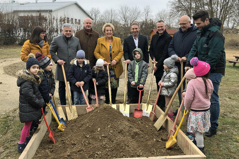 Landtagspräsidentin Verena Dunst führte gemeinsam mit Jennersdorfs Bürgermeister Reinhard Deutsch und Vizebürgermeister Josef Feitl sowie PEB-Geschäftsführer und Technischer Leiter Thomas Rosner (Projekt Entwicklung Burgenland), und weiteren Bauverantwortlichen sowie den Kleinsten der  Gemeinde den Spatenstich durch.