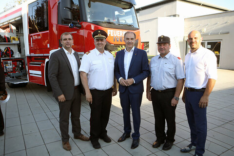 Landesrat Dr. Leonhard Schneemann (Mitte) mit Markt Allhaus Bürgermeister Joachim Raser (r.) und Vizebürgermeister Christoph Kovacs (l.) sowie Landesfeuerwehrkommandant-Stellvertreter LBDS Martin Reidl (2.v.l.) und Markt Allhaus Feuerwehr-Kommandant HBI Johann Herbert Binder (2.v.r.).