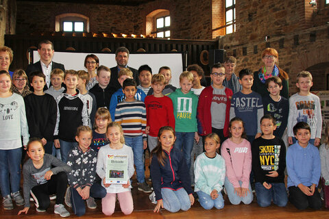 Landtagspräsidentin Verena Dunst gratulierte gemeinsam mit Mag. Christian Vlasich, Bürgermeister Lockenhaus, sowie Persönlichkeiten aus Naturschutz, Bildung und Regionalmanagement, den Schülerinnen und Schülern der VS Güssing