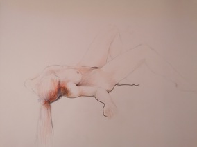 Aktmodell in Rückenlage